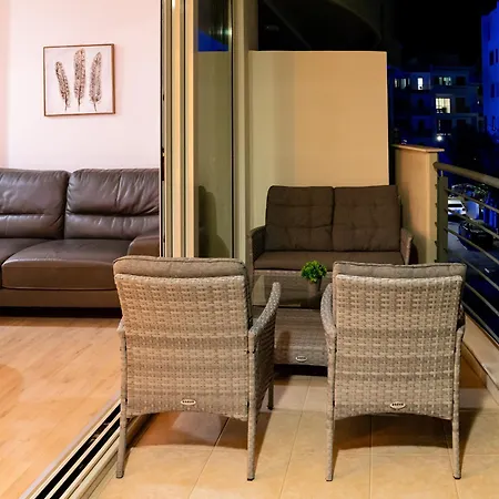 Earth * Λάρνακα